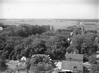 127791 Overzicht van het park rond het Kasteel Amerongen (geheel links) te Amerongen, vanaf de toren van de St. ...